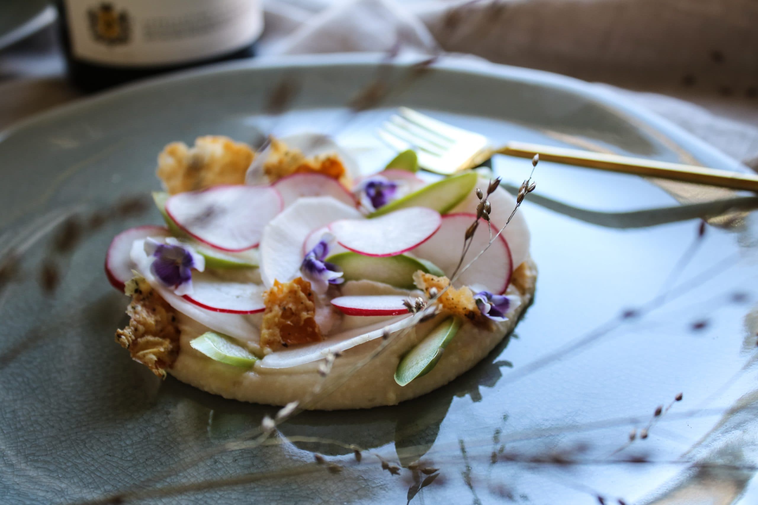 Vit böncreme med citrus – toppad med krispiga primörer, smördegskex och blommor, matcha tillsammans med Aligote