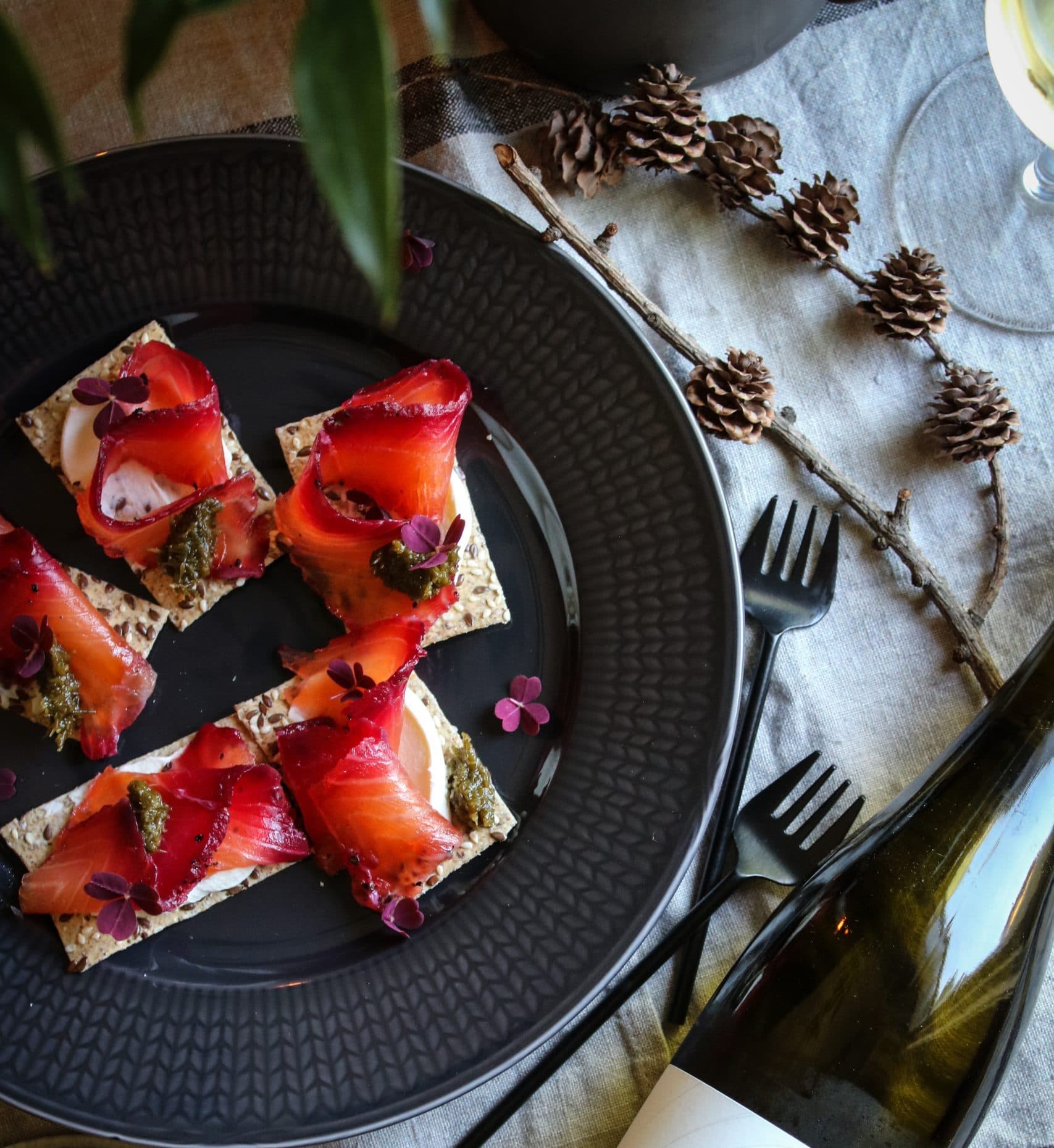 Recept-gastronomi-provinum-vinhandel-Voatsaperifery-och-rodbetsgravad-lax-med-granbarrsylt-pa-froknacke