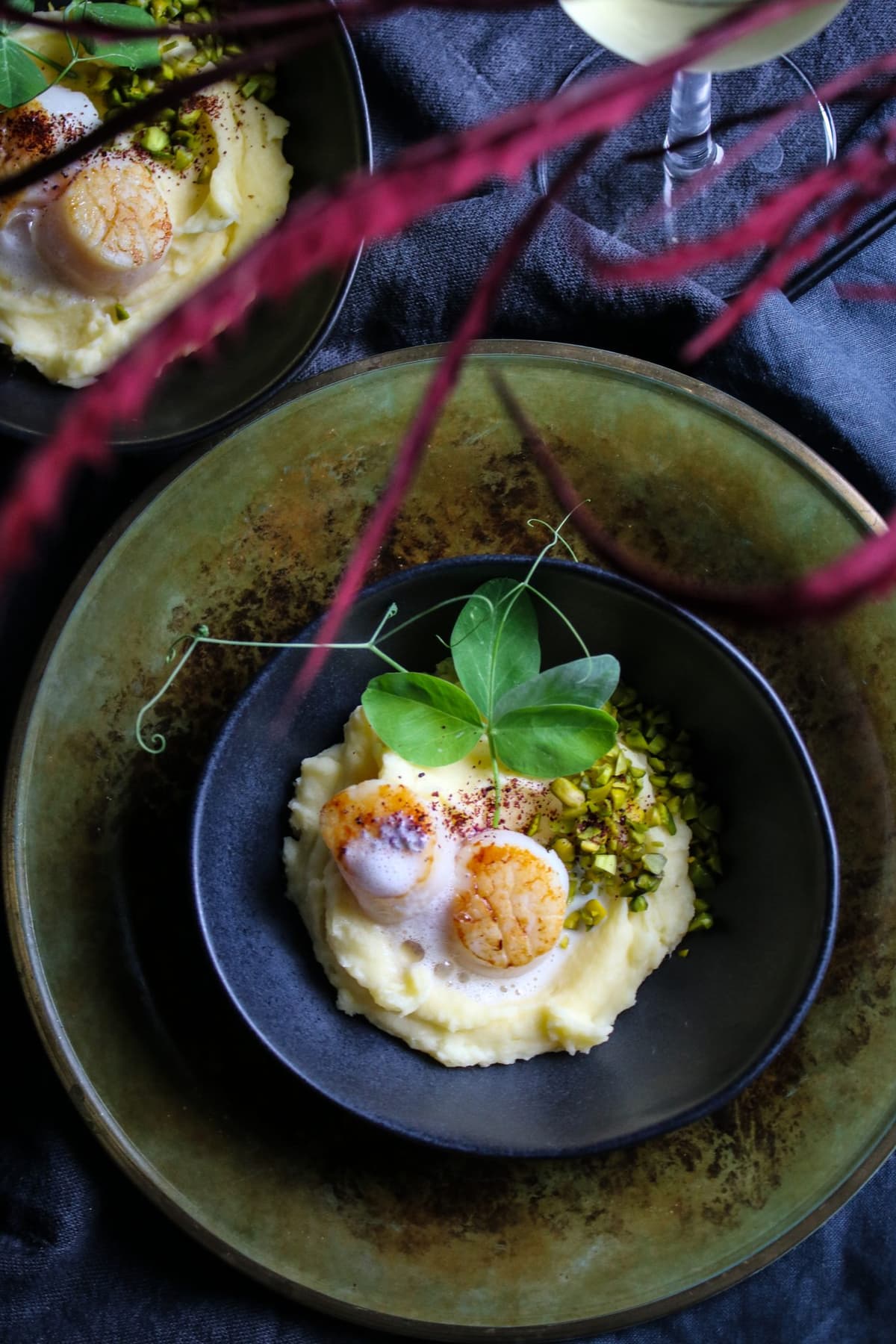 Eldad pilgrimsmussla på misosmörad mandelpotatispure med hummerskum -toppad med pistage och sumac