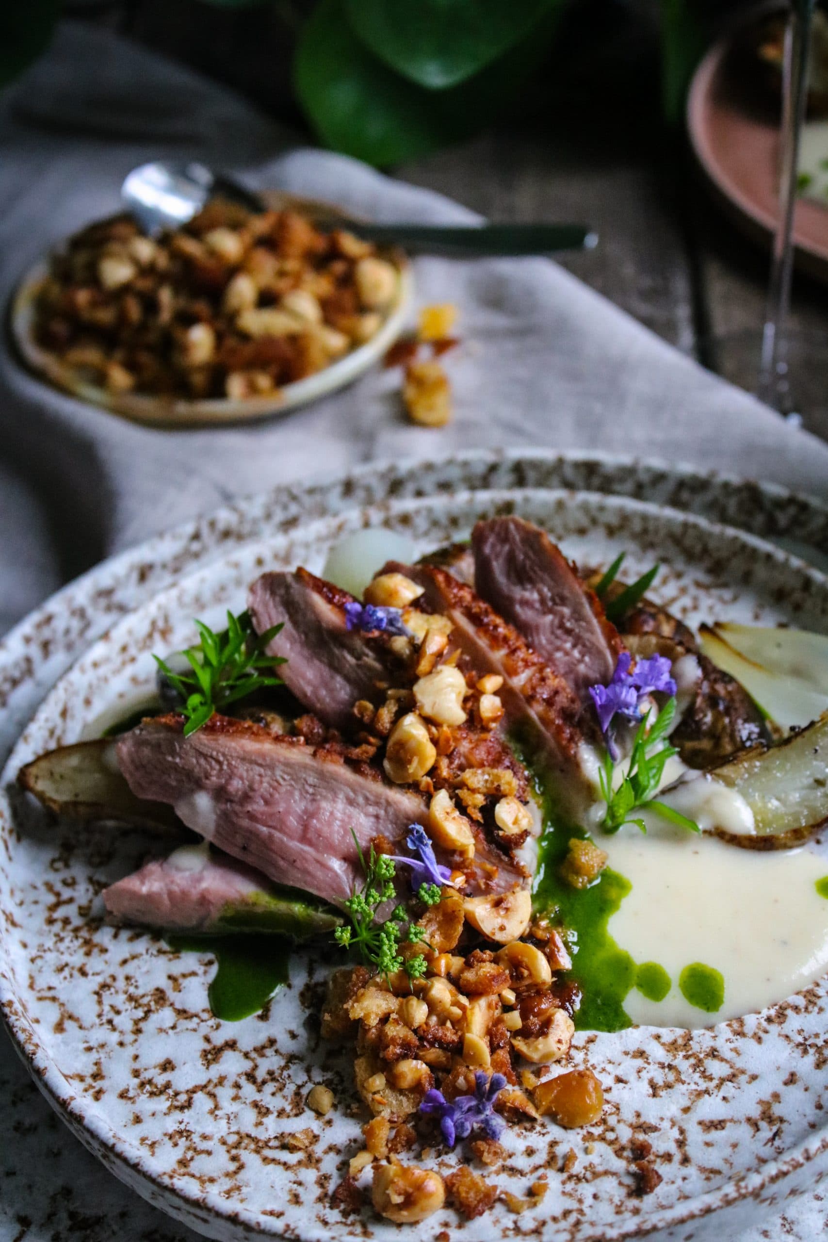 Recept-Ankbröst-jordärtskocka-brioche-hasselnöts-crunch