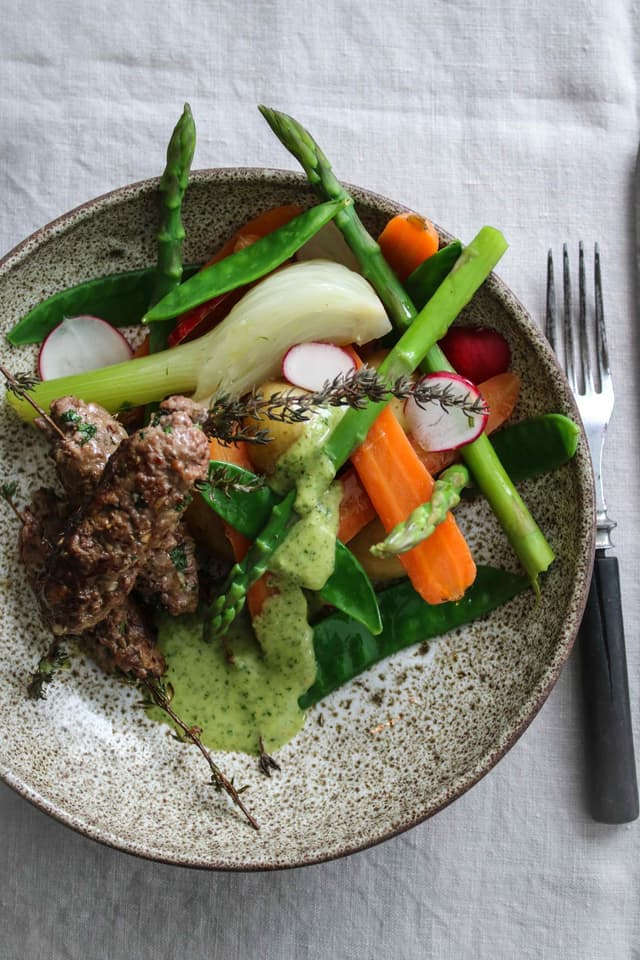 Recept-lammfarsspett-pa-rosmarinkvist-grillat-vitloksbrod-och-primorsallad-provinum