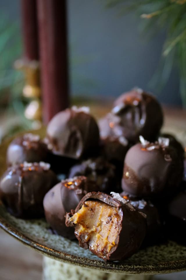 Brynt smörkola med svartpeppar och kardemumma, doppad i mörk choklad toppad med havssalt