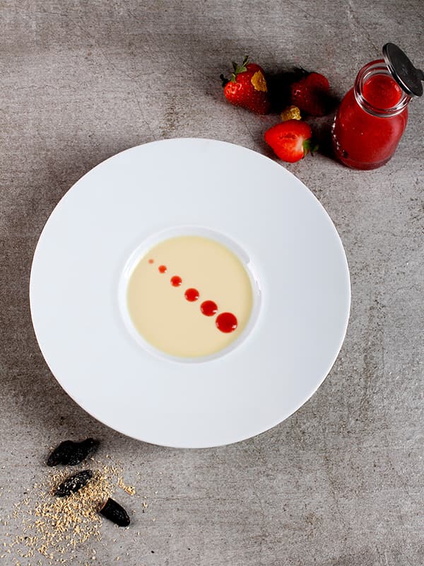 Pannacotta med vit choklad, tonkaböna och jordgubbssås