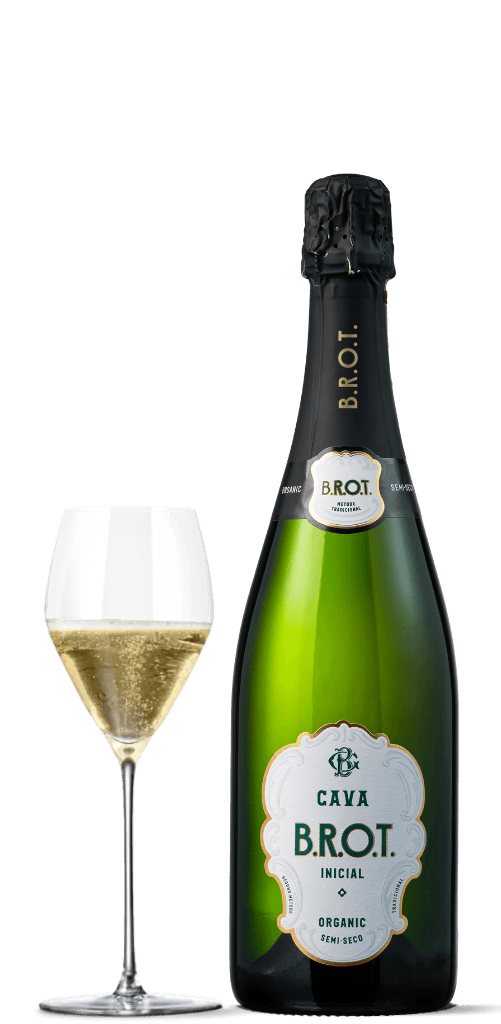 Cava flaska från BOT tillsammans med ett glas som är halvfullt