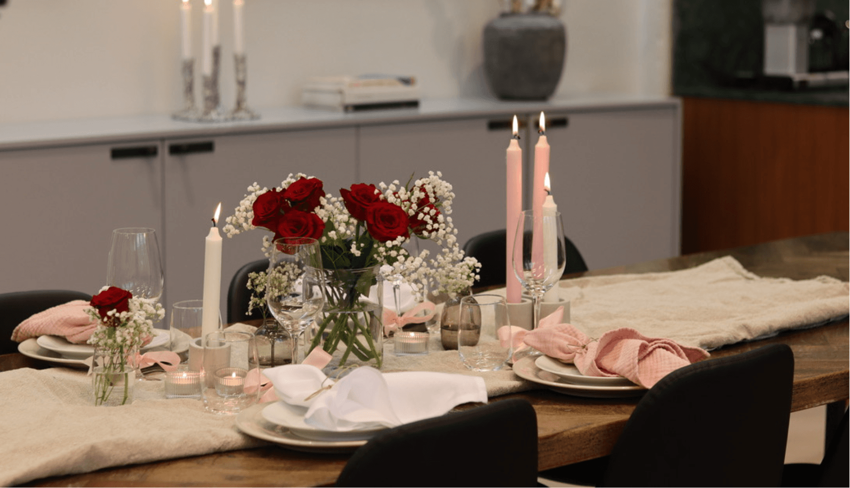 Ett uppdukat bord inför alla hjärtans dag middag med blommor och ljus.