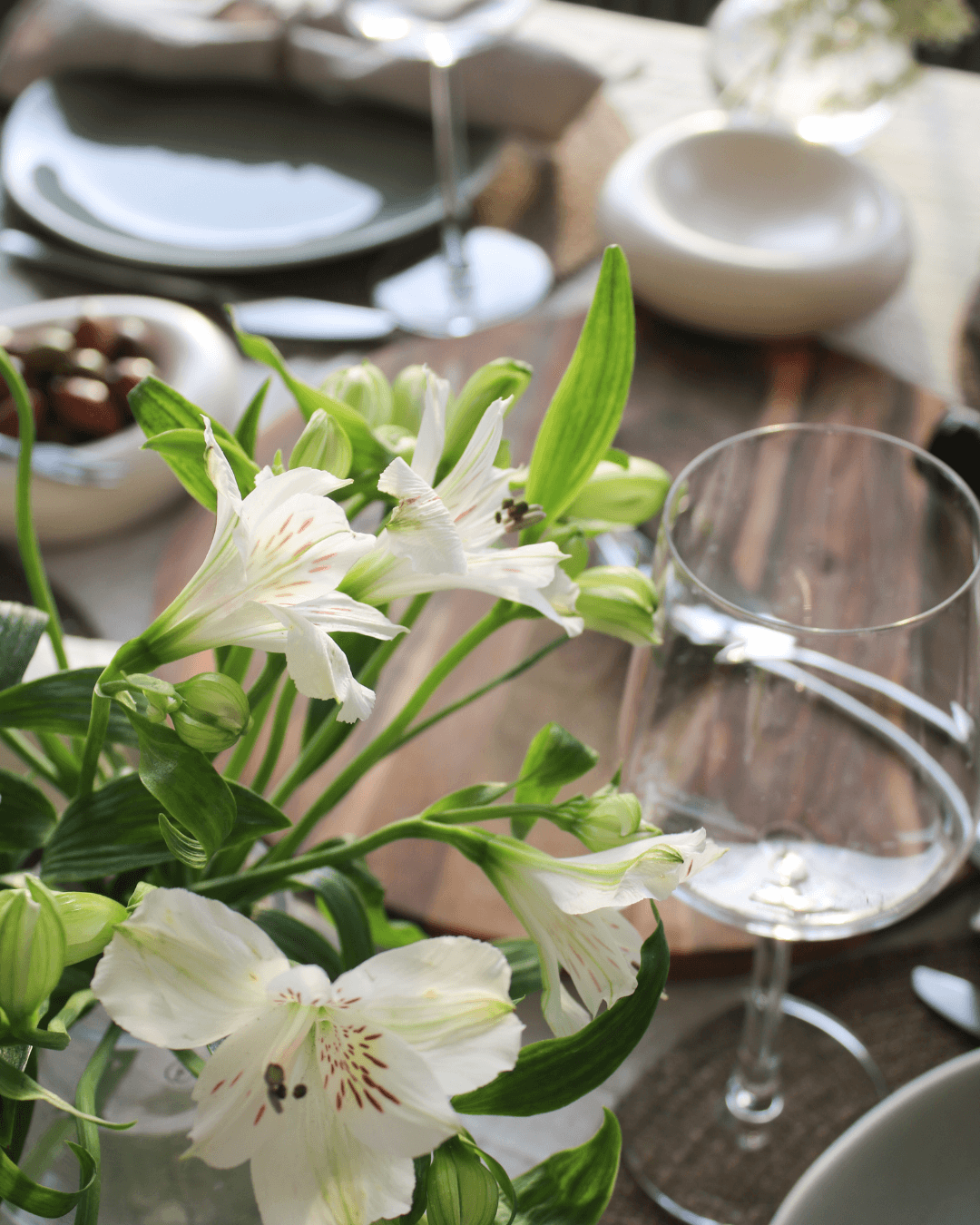 Vårig dukning inför påsk med ljusa neutrala färger och ljusa liljor!