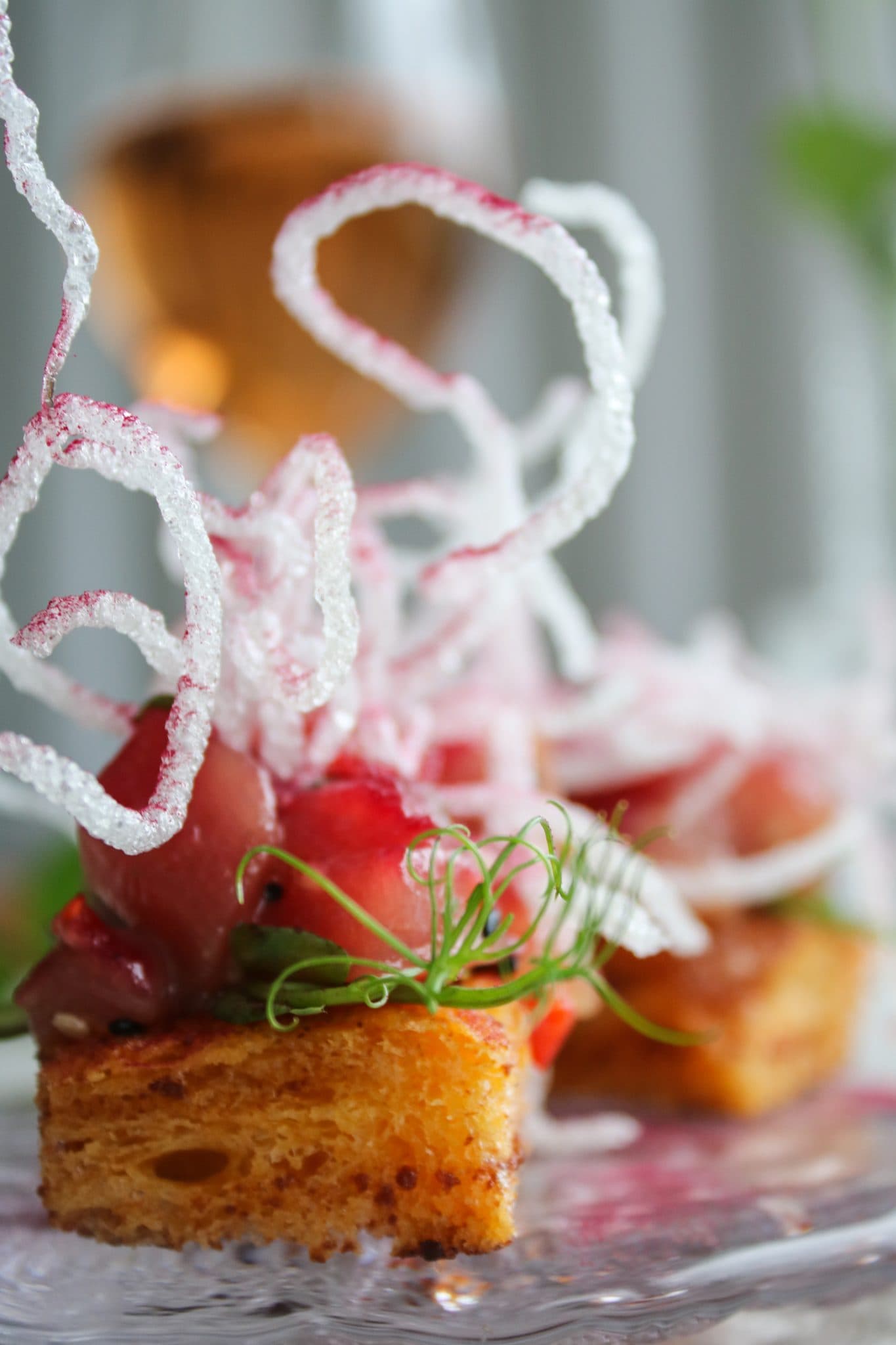 Tonfisktartar på Brioche - stekt i goschujangsmör toppat med puffade nudlar