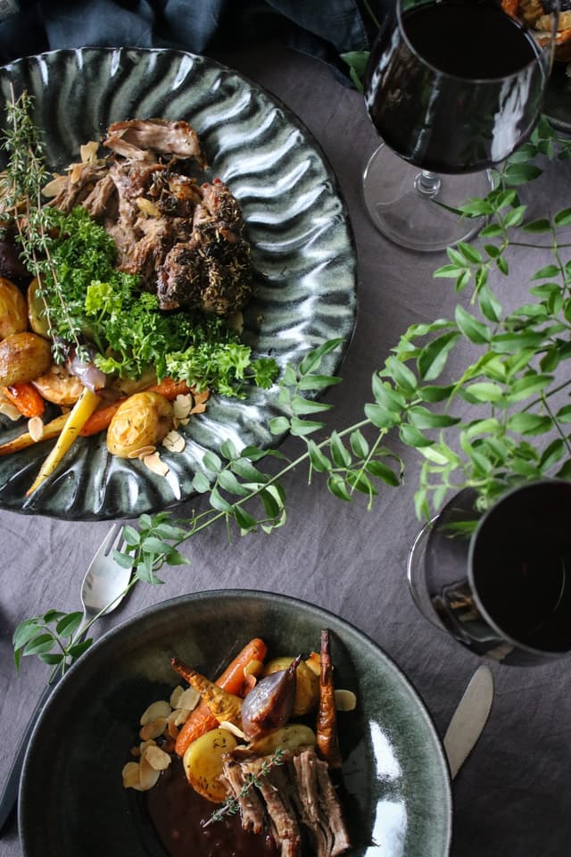 Långbakad lammstek med ett glas vin