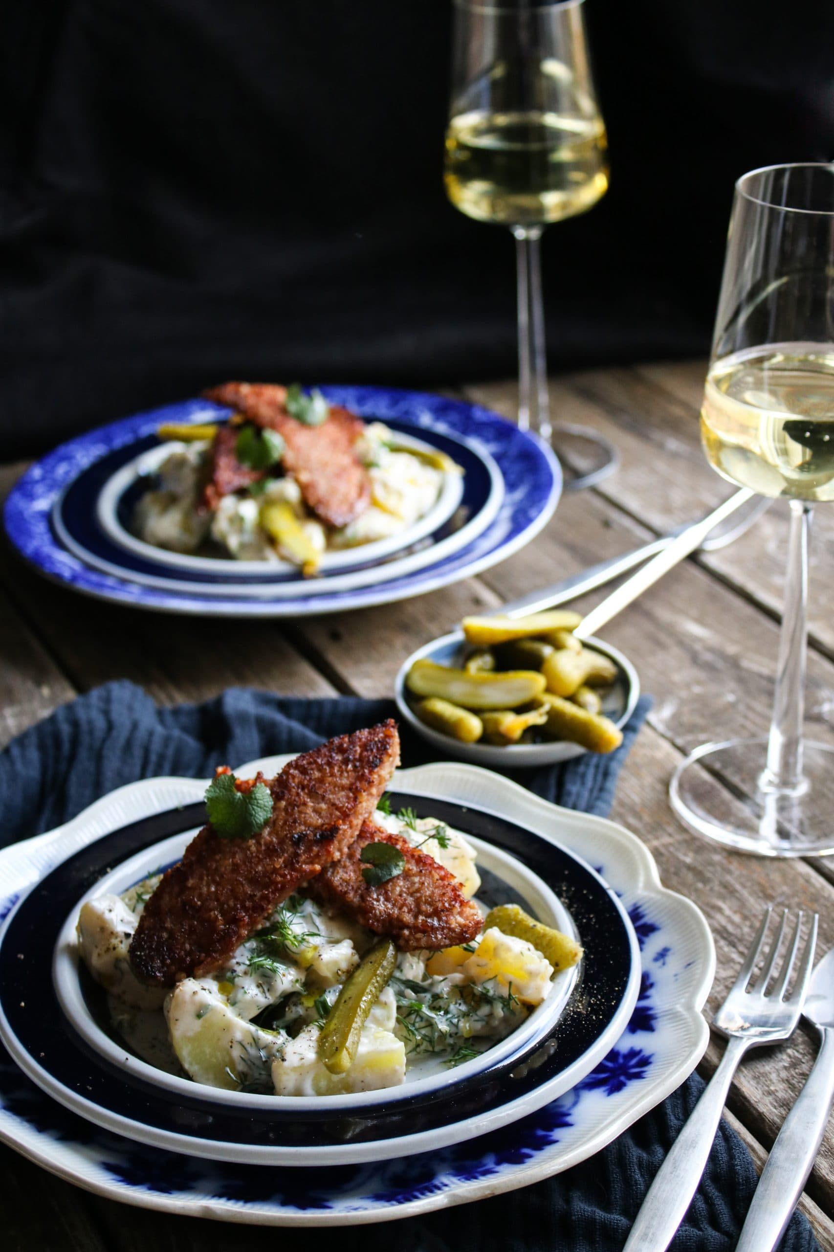 Stekt isterband serverat med dillstuvad potatis och färska örter på tallrik.