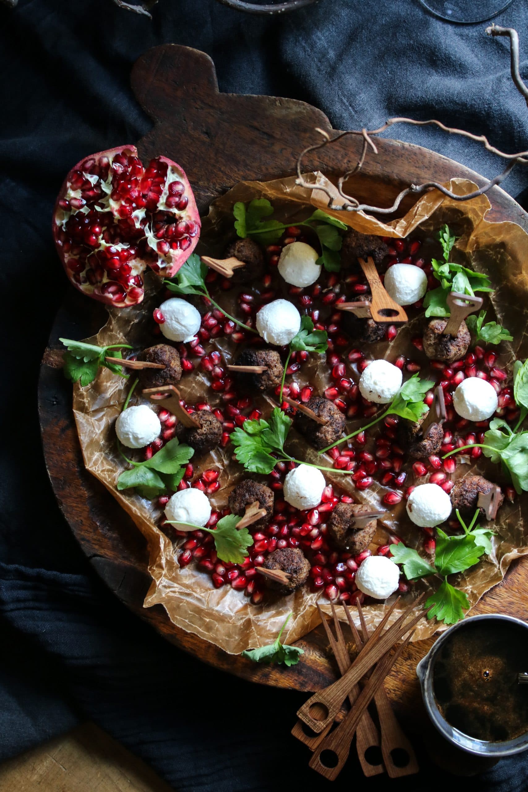 Marockanska kryddiga lammköttbullar och labneh serveras med örter och granatäpple som fingerfood