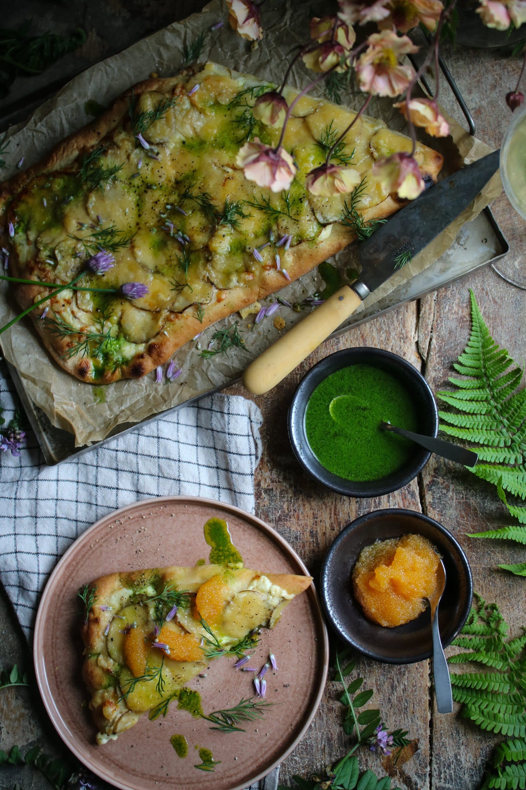 Pinsa med smetana, jordärtskocka, Gammelknas och löjrom