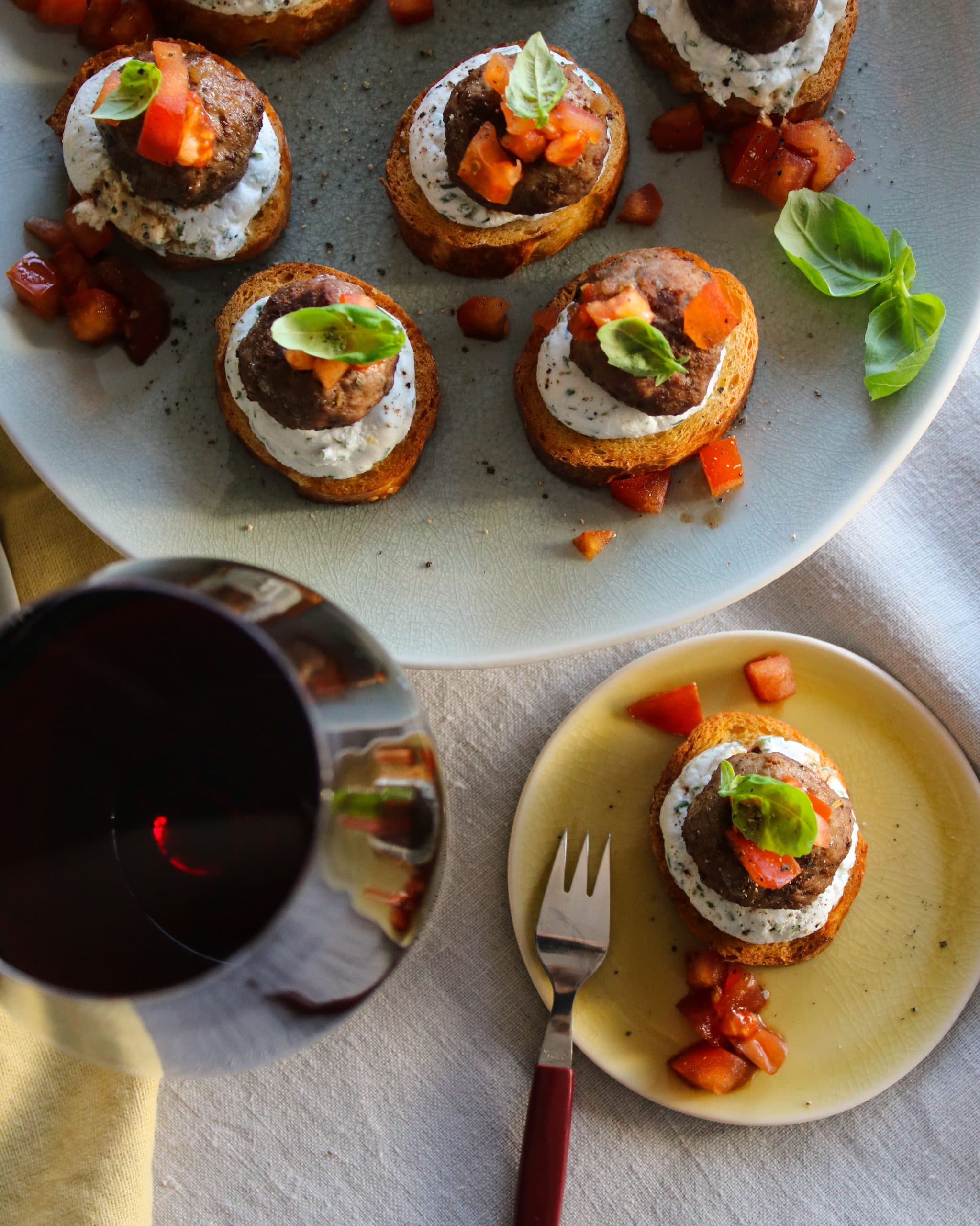 Smörstekt surdegsbröd toppat med vispad örtricotta, lammköttbulle och färska tomater.