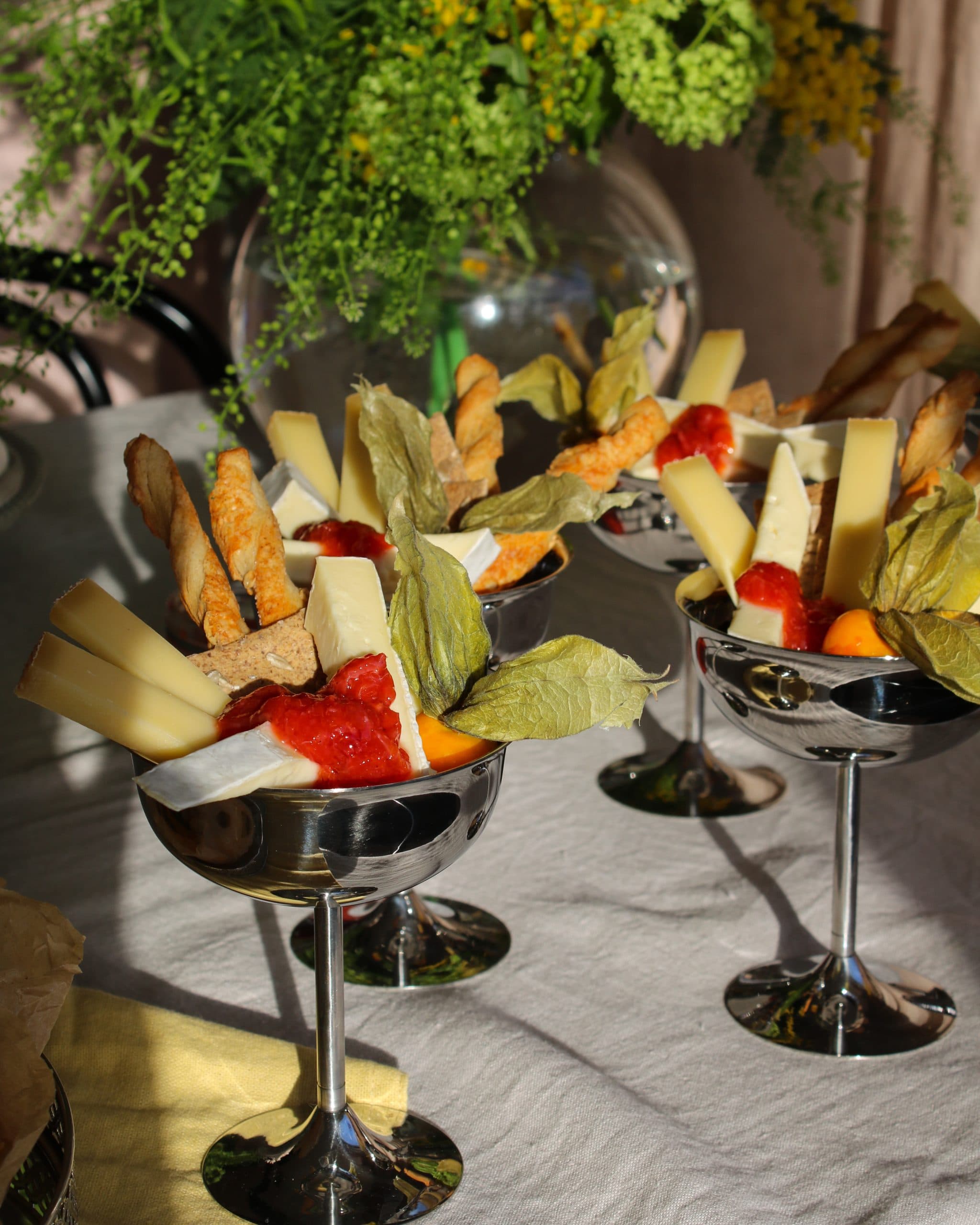 Burk med blodapelsinmarmelad, toppad med stjärnanis och färsk apelsinskiva bredvid.