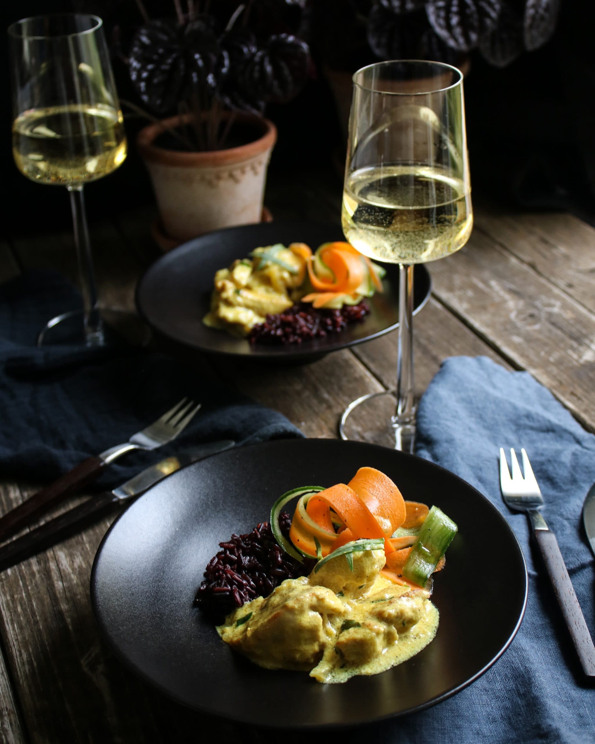 Kyckling i örtig citronsås serverad med Grüner Veltliner.