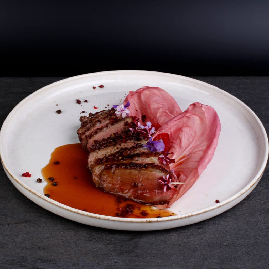 Ankbrost-med-smak-av-timutpepparhallon-kloverhonung-och-kycklingsky