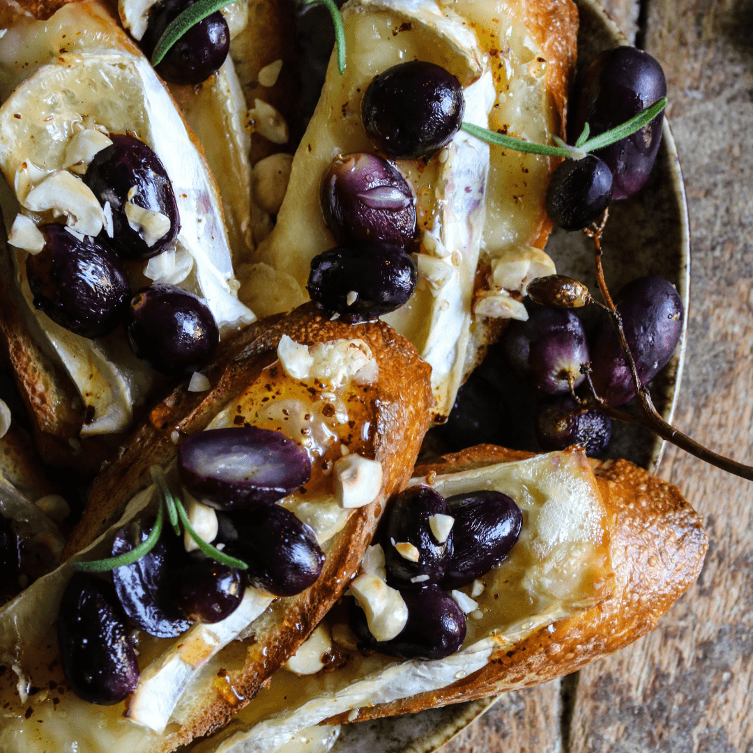 Recept-Briecrostini-rostade-vindruvor-hasselnötter-chilihonung