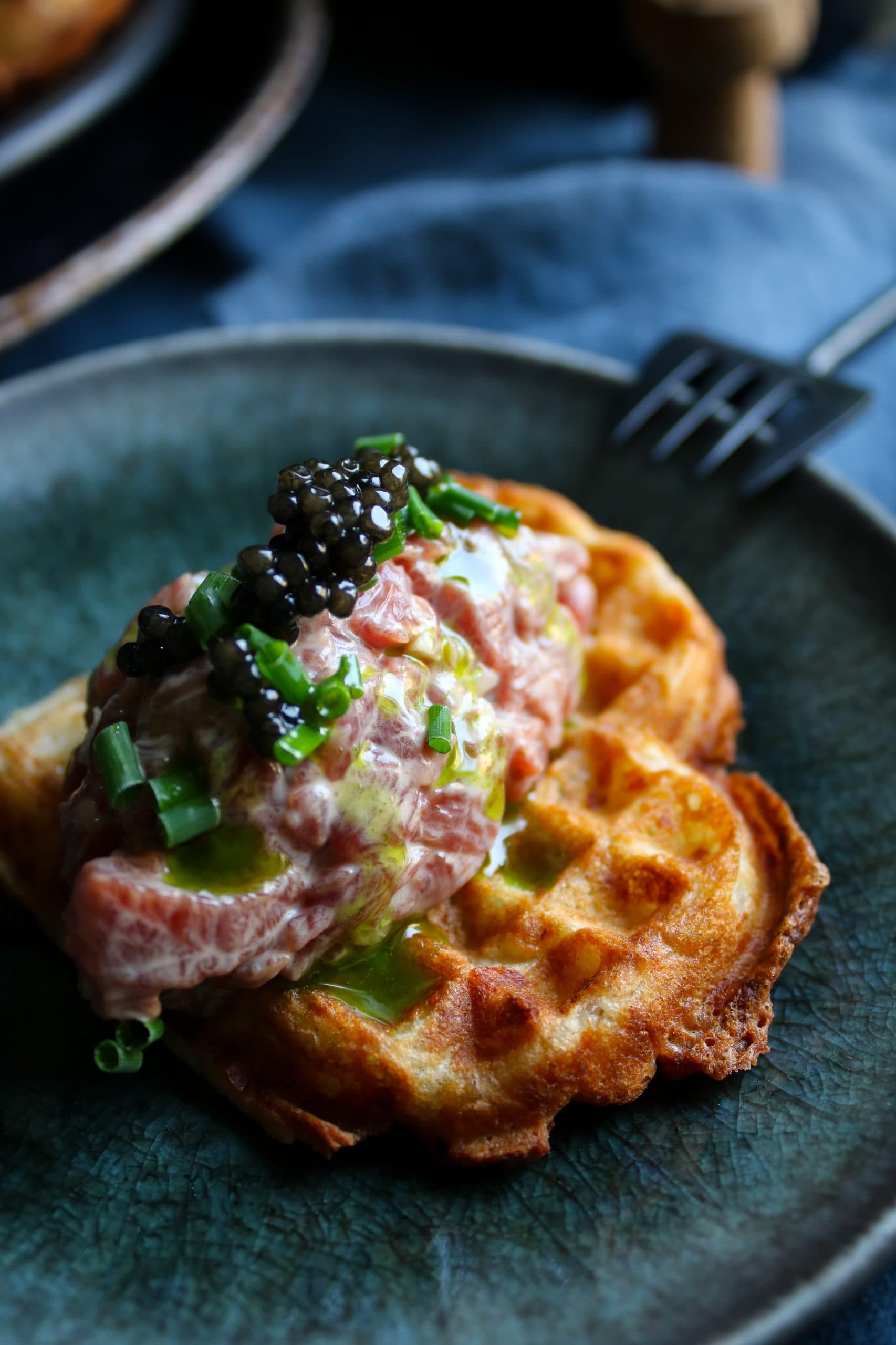Frasiga våfflor möter len råbiff och en touch av kaviar i en elegant kombination av sälta och fräschör. En modern klassiker med både textur och finess. Serveras bäst med ett glas champagne.