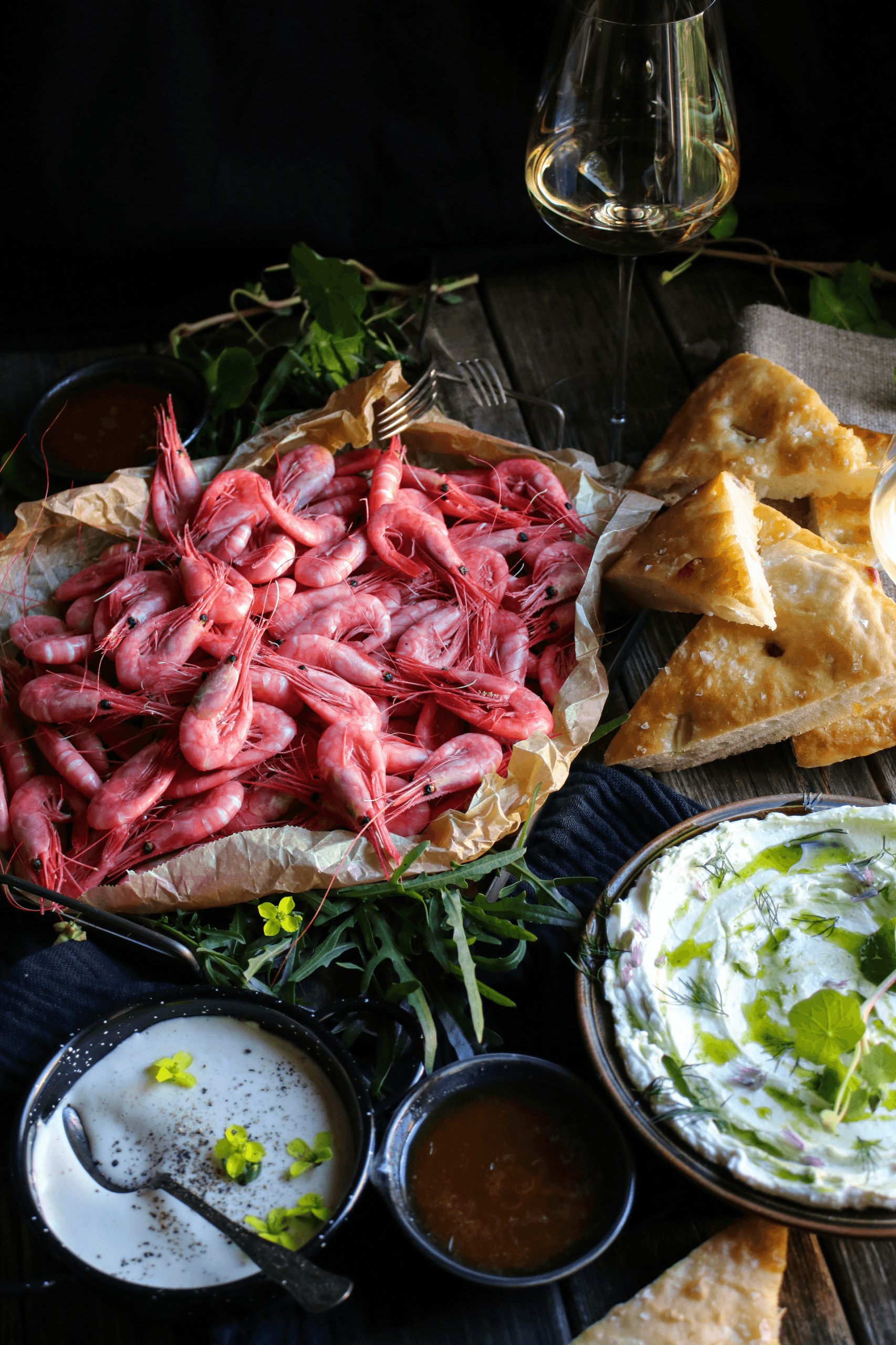 Färska räkor med aioli, vispad vitost med dill och citron, brynt smör med yuzu och miso och bröd med havssalt och olivolja