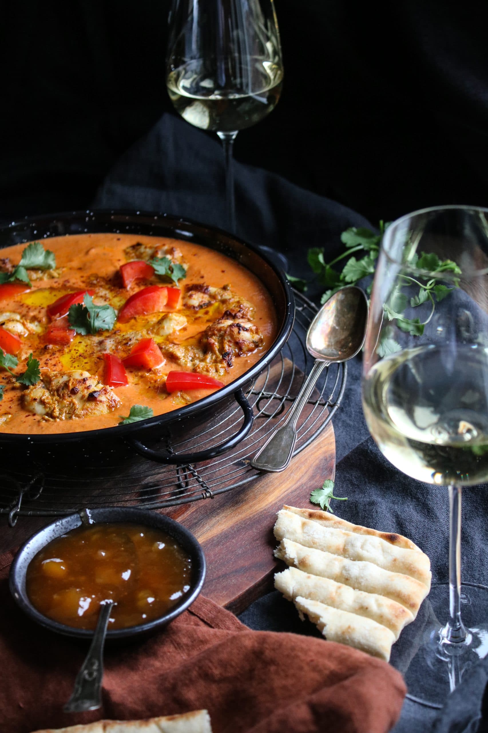Kyckling tikka masala serverad med bröd, ris och mangochutney.