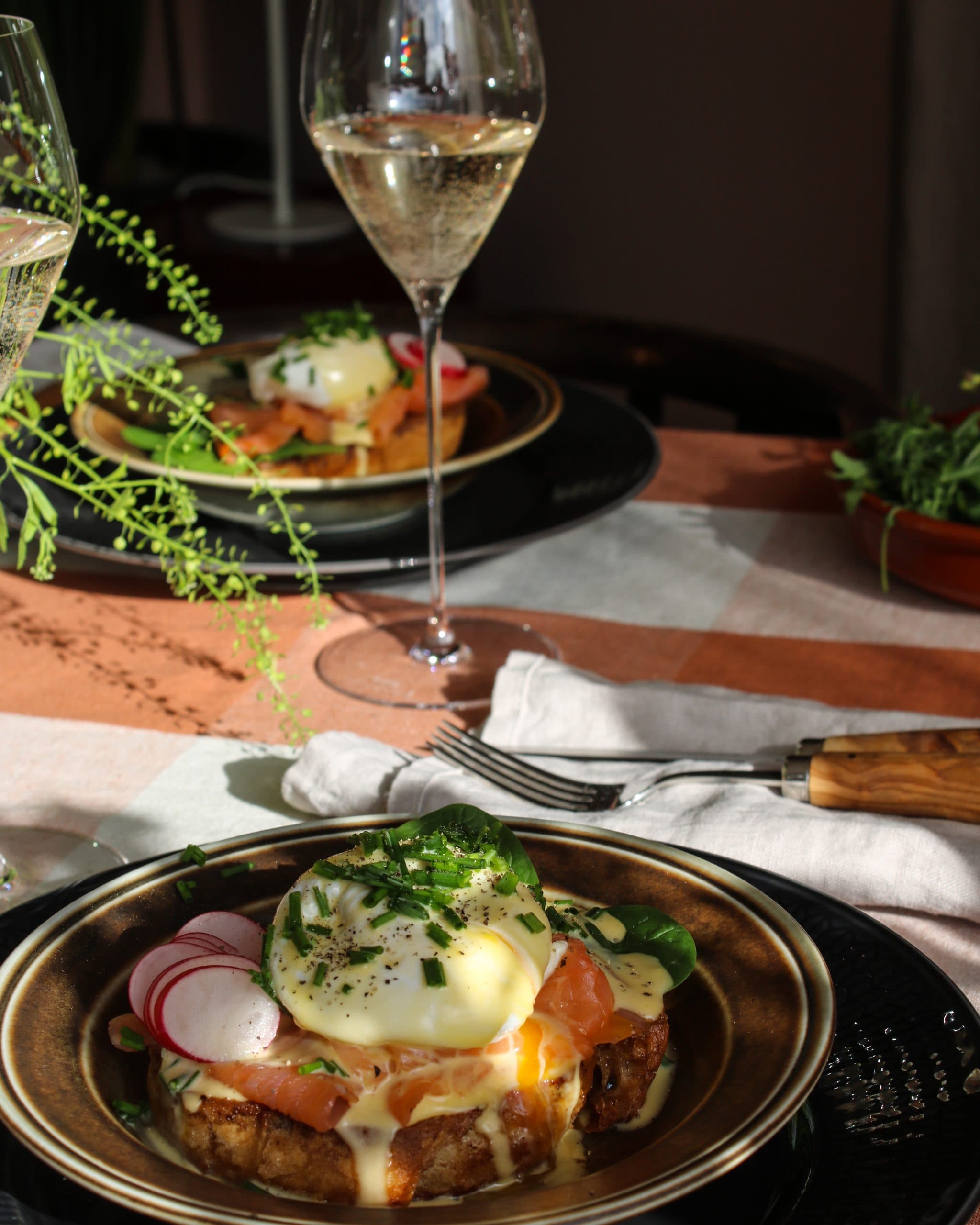 Eggs royal med pocherat ägg, gravad lax och hollandaisesås på rostat bröd.