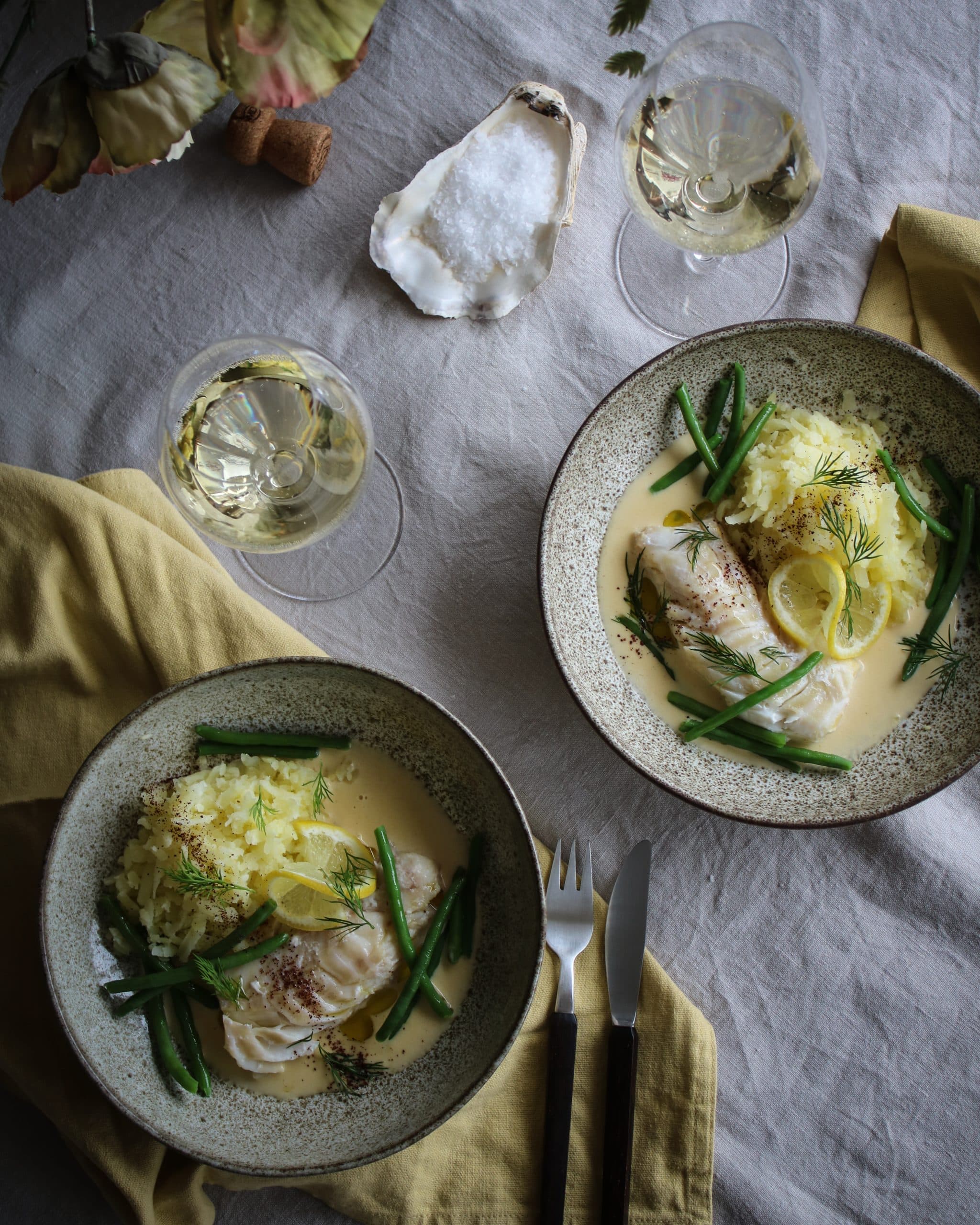 Pocherad torsk serverad med pressad potatis, citronsås och haricots verts.