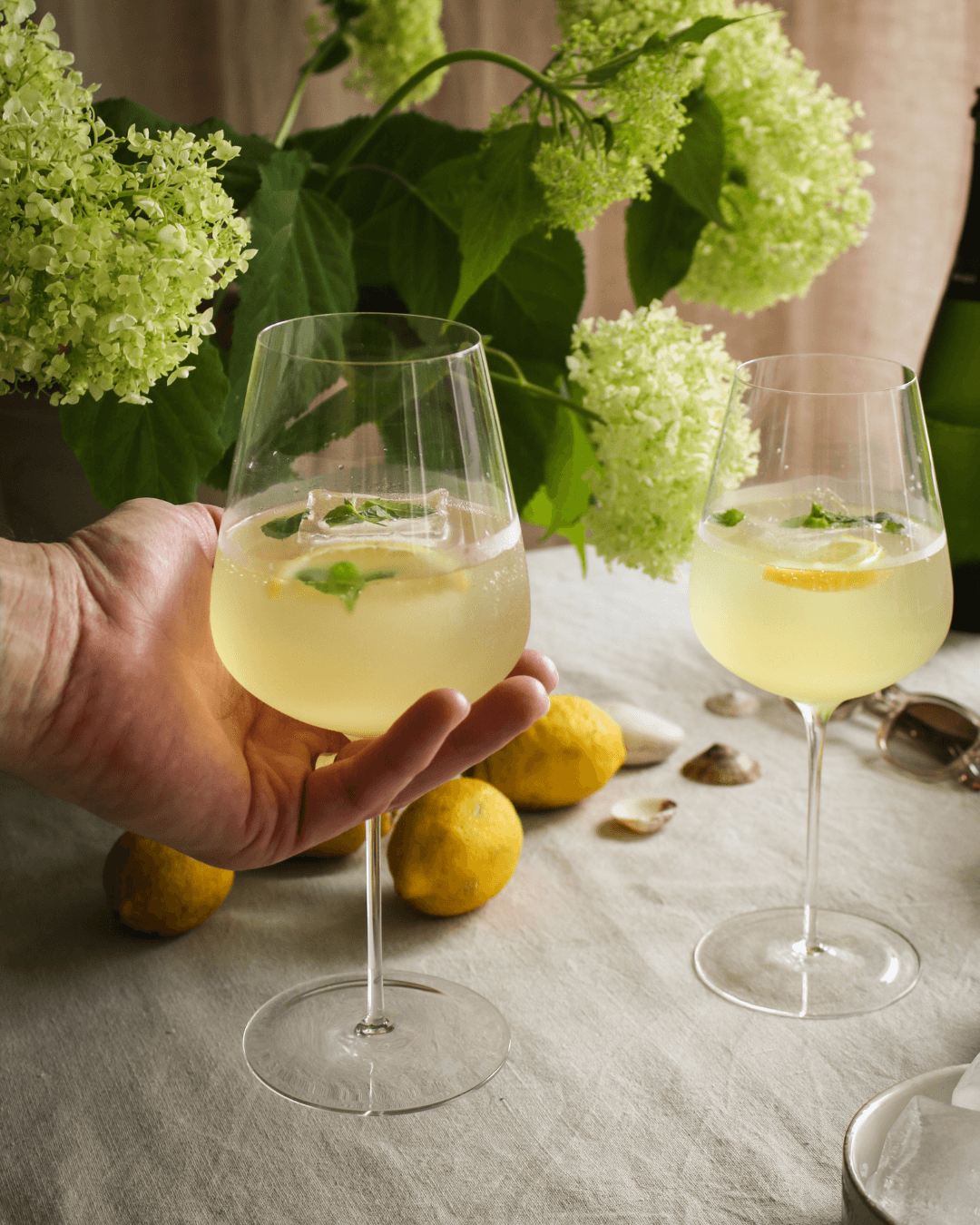Limoncello Spritz serverad i vinglas med is, citron och mousserande vin.