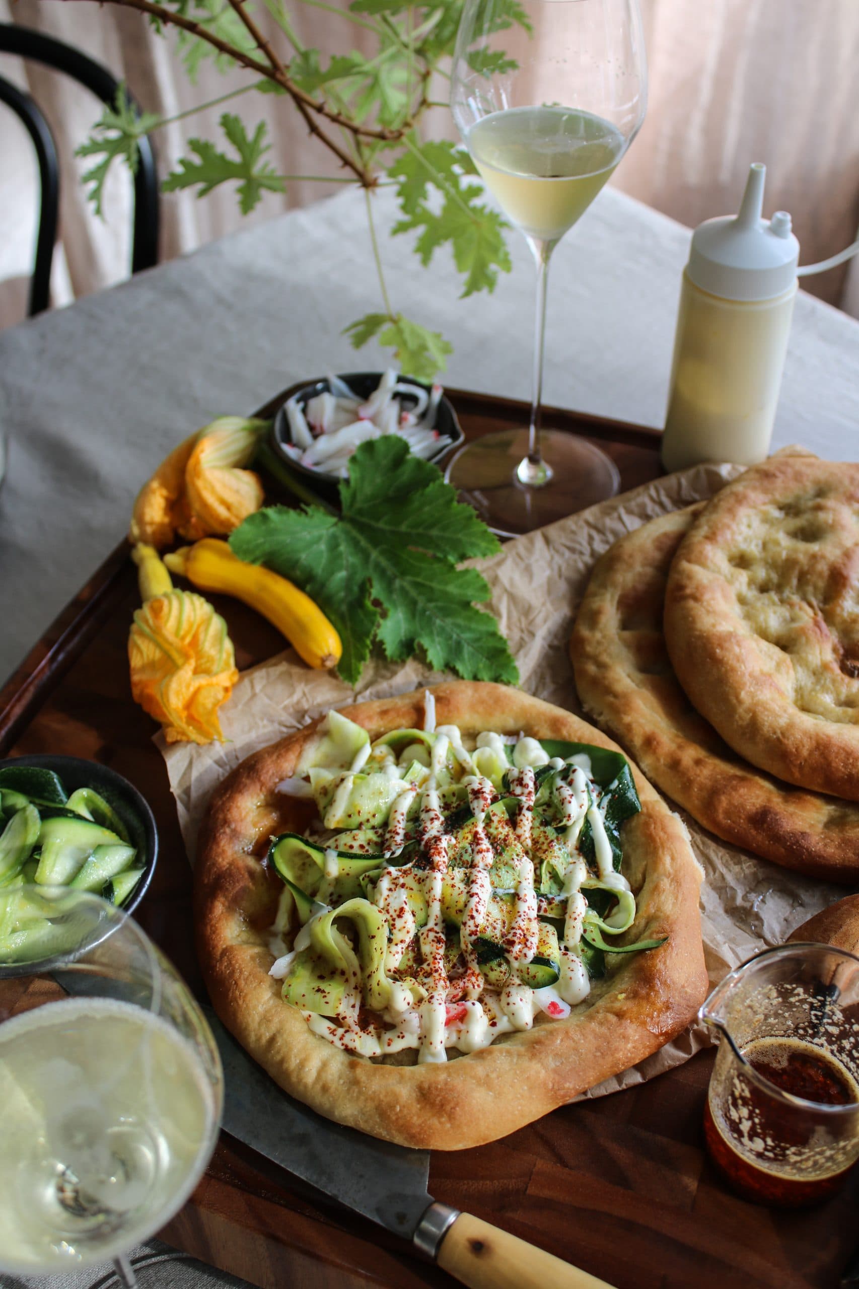 Flatbread med krabba som serveras med ett glas Charles Heidsieck Champagne