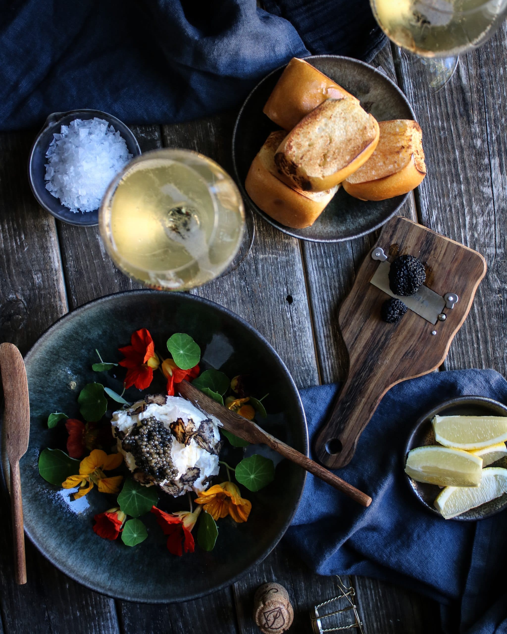 Minibrioche med tryffelsmör och caviar serverad med Palmer & Co Vintage Brut.