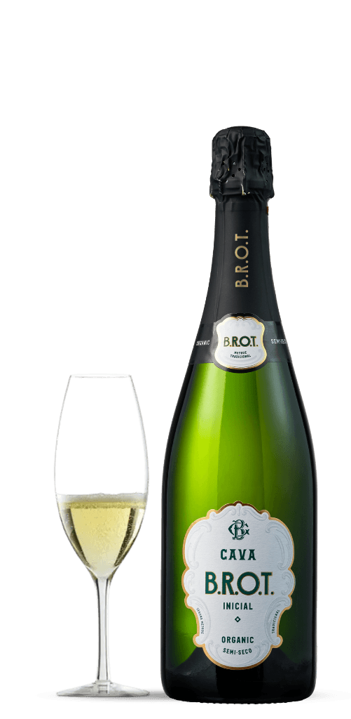 Cava flaska från BOT tillsammans med ett glas som är halvfullt