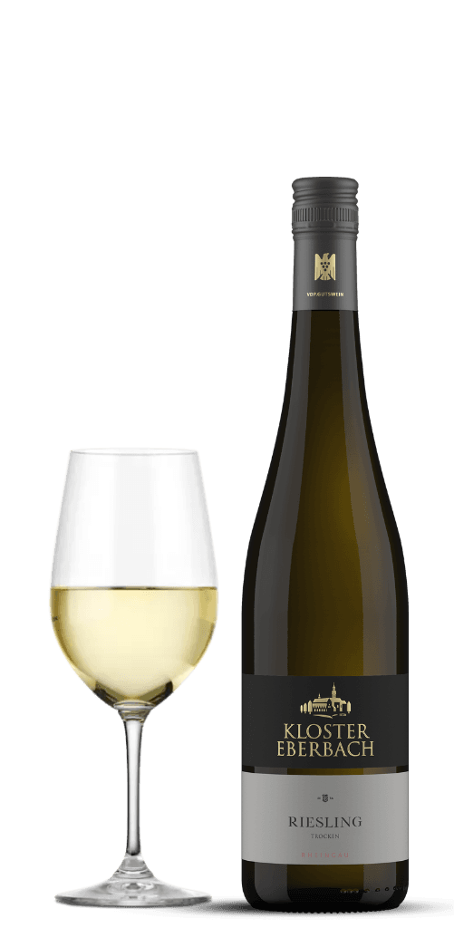 En flaska kloster eberbach riesling trocken tillsammans med ett glas vin.